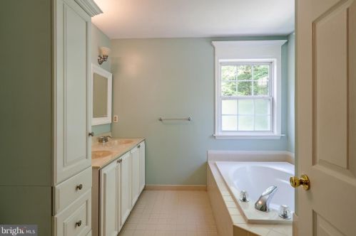 1042 Charter Oaks Dr, Lansdale PA exterior