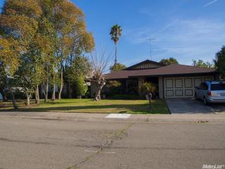 61 De Fer Cir, Sacramento, CA 95823-2438