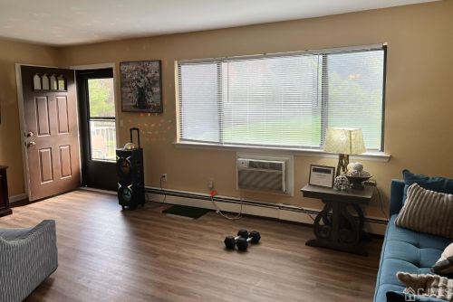 904 Cricket Ln, Woodbridge, NJ 07095-1573