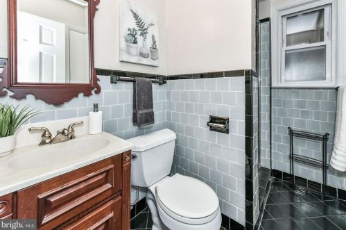 3027 Crane Dr, Falls Church VA  22042-3004 exterior