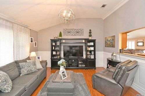 140 10 Ave, Holtsville NY  11742-2312 exterior