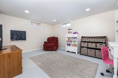 7 Fairfield Dr, Windsor Locks CT exterior