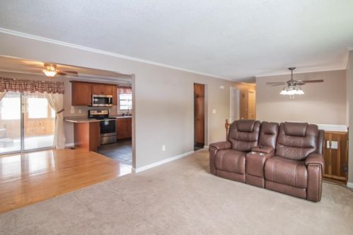 13 Harvey Rd, Londonderry NH  03053-7412 exterior