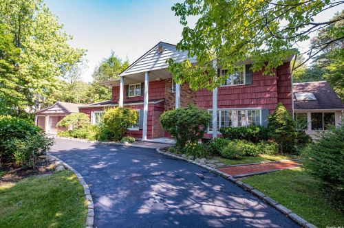 7 Dosoris Ln, Huntington Station, NY 11746-6409