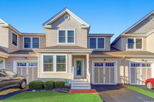 19 Meadow Way, Eastport, NY 11941-1343