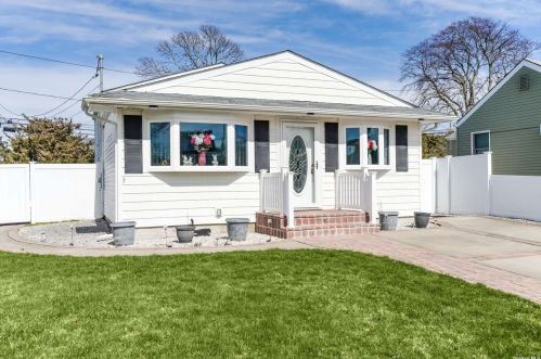 314 Deauville Pkwy, North Lindenhurst, NY 11757-6301