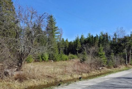 108 Fletcher Farm Rd, Onchiota, NY 12989-3519