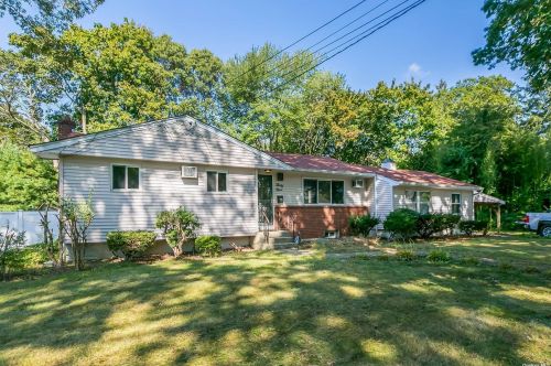 39 Spring St, Wheatley Heights, NY 11798-1907