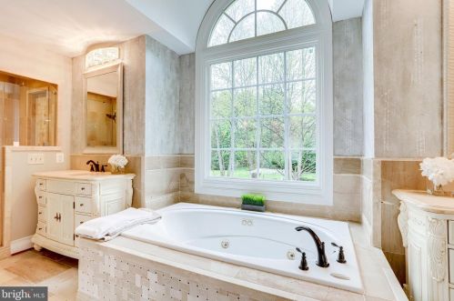 10108 Nedra Dr, Great Falls VA  22066-2835 exterior