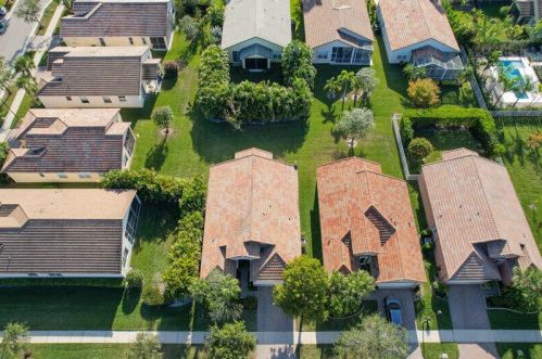 9517 Flowermound Cir, Fort Pierce, FL 34987-2435