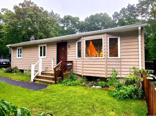 125 Elm St, Baiting Hollow, NY 11933-9784