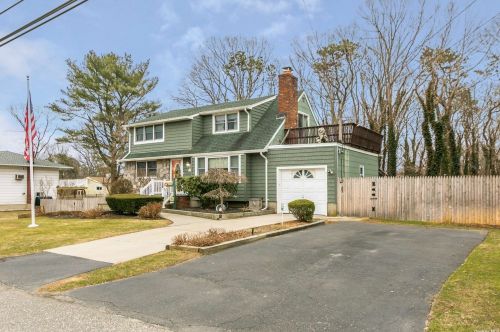 50 Stewart St, Bayshore, NY 11706-2721
