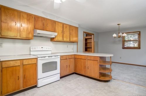 27 Welch Rd, North Haven CT  06473-2844 exterior