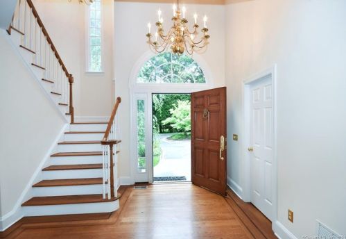 793 Valley Rd, New Canaan, CT 06840-2811
