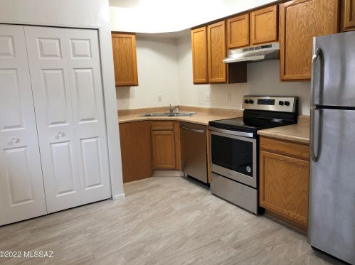 7983 Escalante Rd, Tucson, AZ 85730-3541