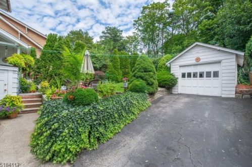 15 Floyd Rd, Verona NJ  07044-2521 exterior
