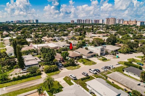 686 95th Ave, Naples, FL 34108-2455
