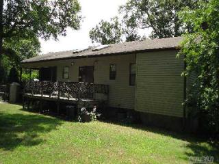 52 Trout Brook Ln, Northampton, NY 11901-5073