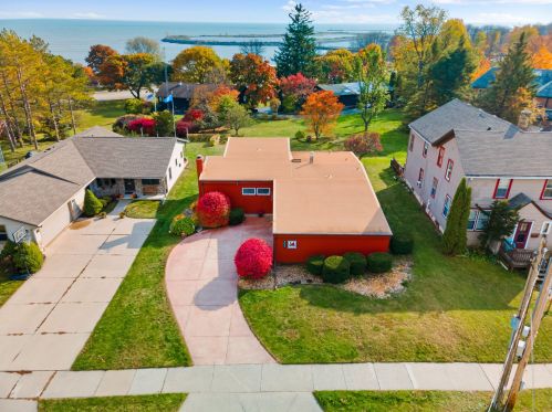 205 Cleveland Ave, Manitowoc WI  54220-2915 exterior