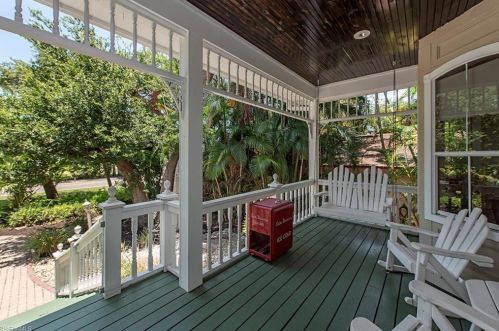 9422 Vanderbilt Dr, Naples FL  34108-2309 exterior