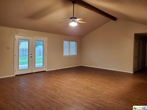 245 Lone Oak St, Seguin TX  78155-7435 exterior