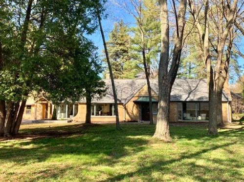 615 Pine Ter, Green Bay, WI 54303-2305