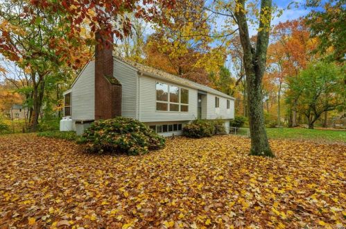 24 Nottingham Dr, Lyme, CT 06371-1820