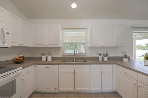 2822 10 Ter, Cape Coral FL  33993-5702 exterior