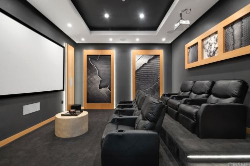 15245 Greenleaf St, Van Nuys CA 91403-4010 exterior