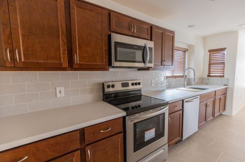 9013 14th St, Phoenix, AZ 85020-2710