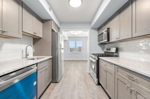 46 Powderhorn Ct, Woodbridge, NJ 07095-1405