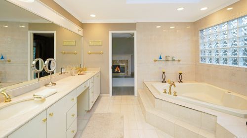 18 Drew Dr, Eastport NY  11941-1335 exterior