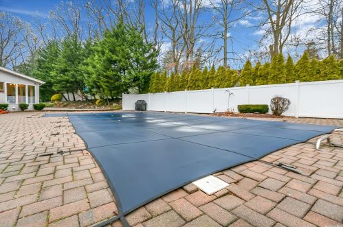 22 Stonywell Ct, Huntington Station NY  11746-5423 exterior