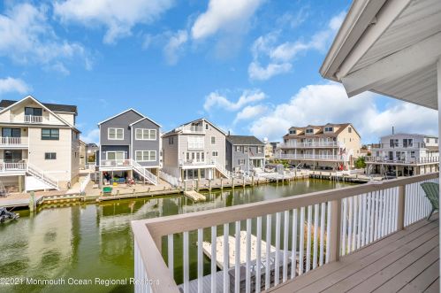 406 Eisenhower Ave, Pelican Island NJ  08751-1625 exterior