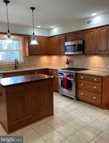 303 Orchard Cir, Hamilton VA  20158-9700 exterior