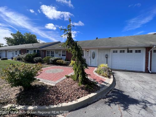 557 Sheffield Ct, Lakewood, NJ 08701-7852
