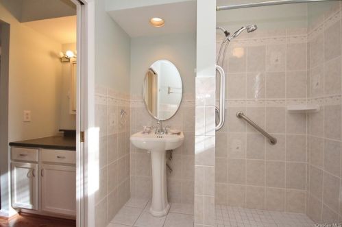 701 Eagle Bay Dr, Crotonville NY  10562-2372 exterior