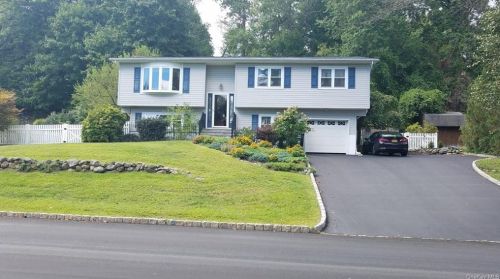14 Lilburn Dr, Garnerville, NY 10923-1031