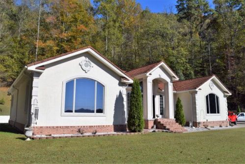 560 Zeigler Dr, Pikeville, KY 41501-3135