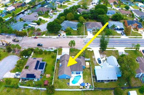 2062 Floresta Dr, Fort Pierce FL  34984-4706 exterior