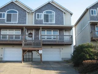 927 11th St, Newport, OR 97365-2623