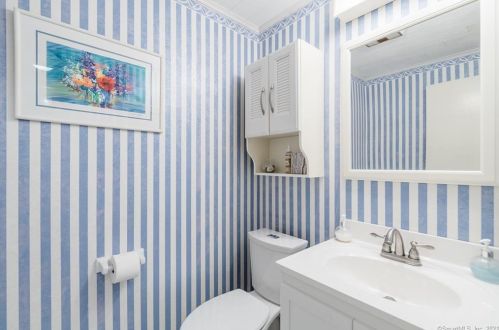 10 Lee Dr, Lyme CT  06371-2111 exterior