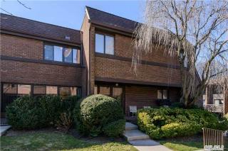 53 Chestnut Hl, East Hills, NY 11576-2823