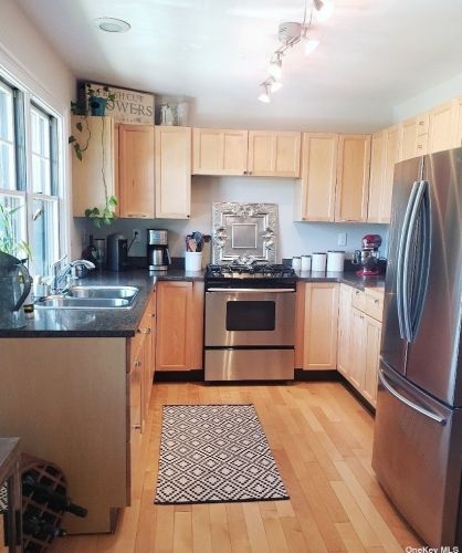 215 Mariners Way, Copiague, NY 11726-5112