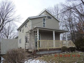 84 School St, Manchester, CT 06042-2013