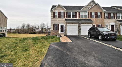 142 Fawn Dr, Gilbertsville PA  19525-8102 exterior