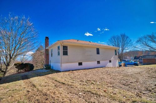 5 Walnut Ave, Huntington CT  06484-2913 exterior