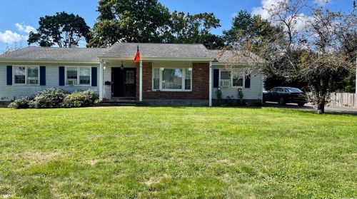 4 Parkside Dr, San Remo, NY 11754-5116