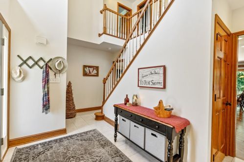 205 Hickory Heights Dr, Bridgeville, PA 15017-1084