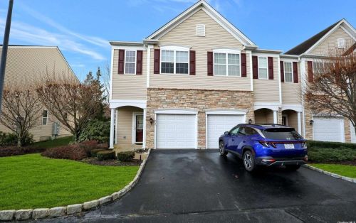 37 Torrey Pine Ln, Bayshore, NY 11706-5866